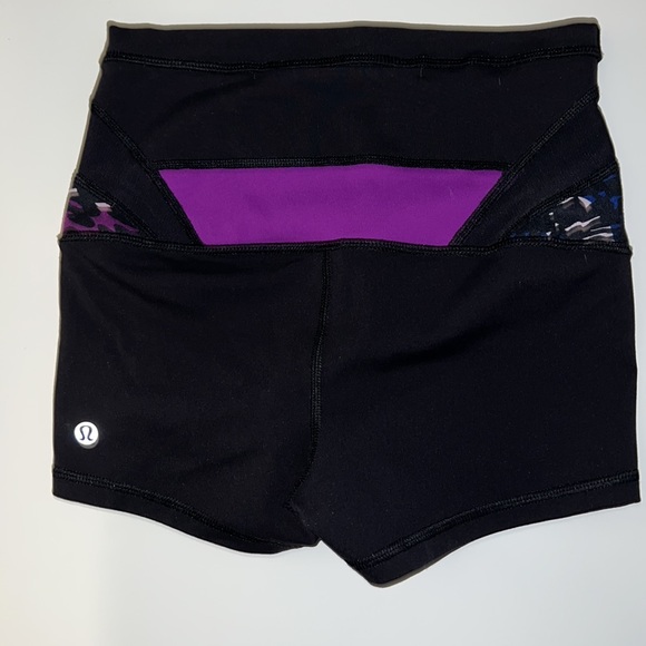 Lululemon Boogie Short Black / Shadow Wrap Multi / Tender Violet Size 2 - Picture 4 of 12
